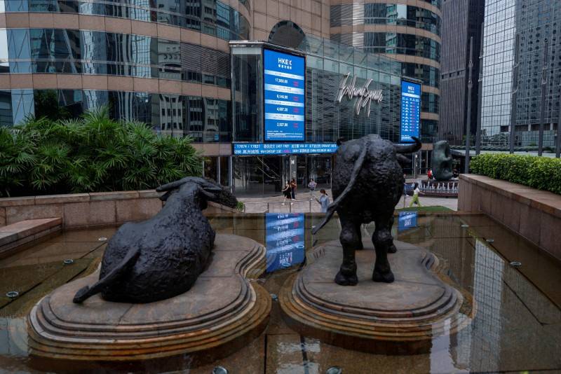 Telões mostram cotações acionárias em Hong Kong
(Foto: REUTERS/Tyrone Siu/File Photo)