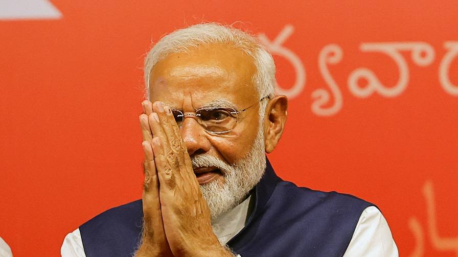 Primeiro-ministro indiano, Narendra Modi, acena na sede do Partido Bharatiya Janata (BJP) em Nova Delhi, Índia, 4 de junho de 2024. REUTERS/Adnan Abidi
