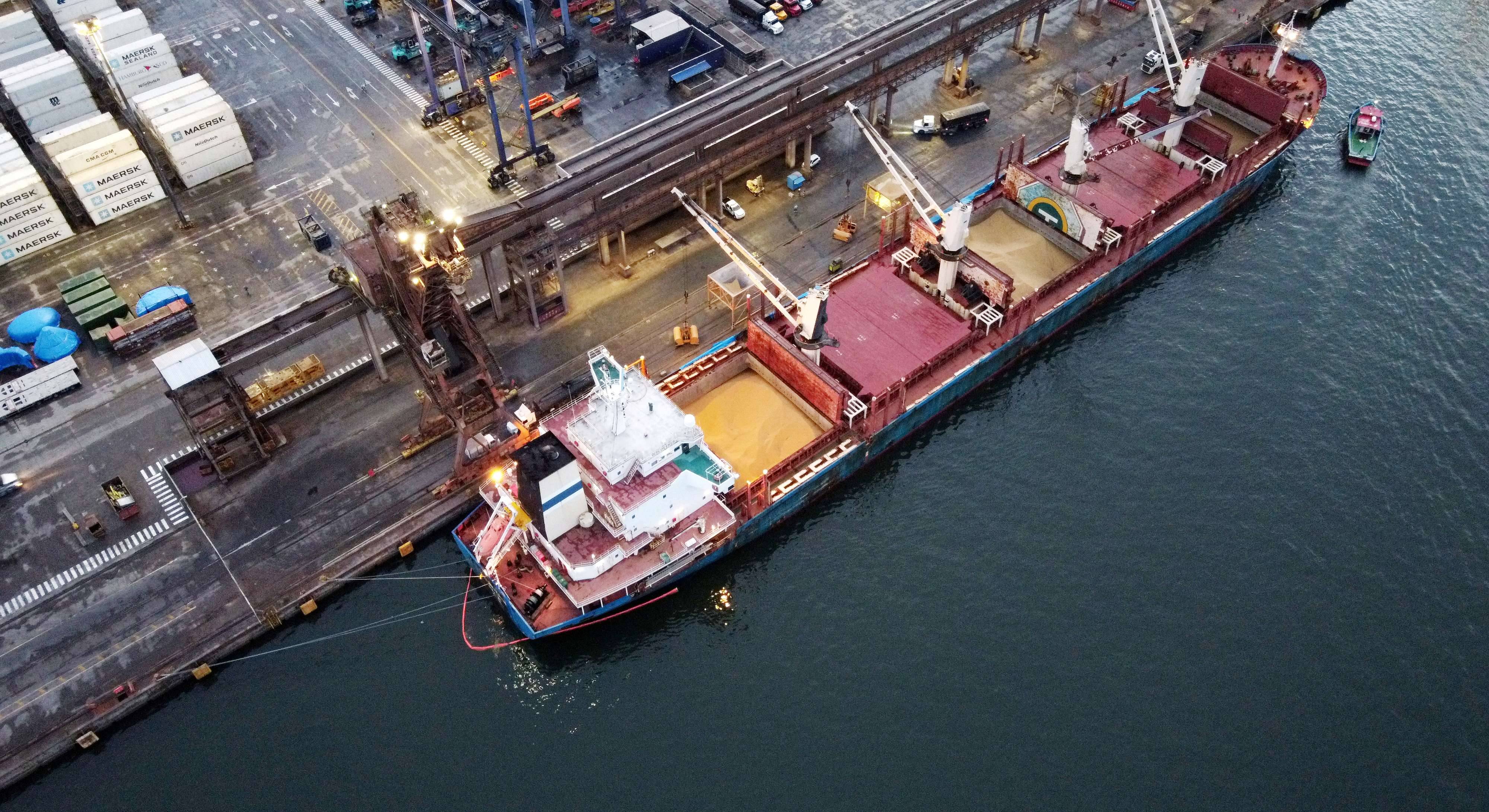 Navio de soja no porto de Paranaguá, no Paraná (Foto: Rodolfo Buhrer/Reuters)