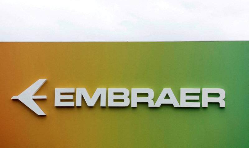 Placa com logo da Embraer 
(REUTERS/Peter Cziborra)