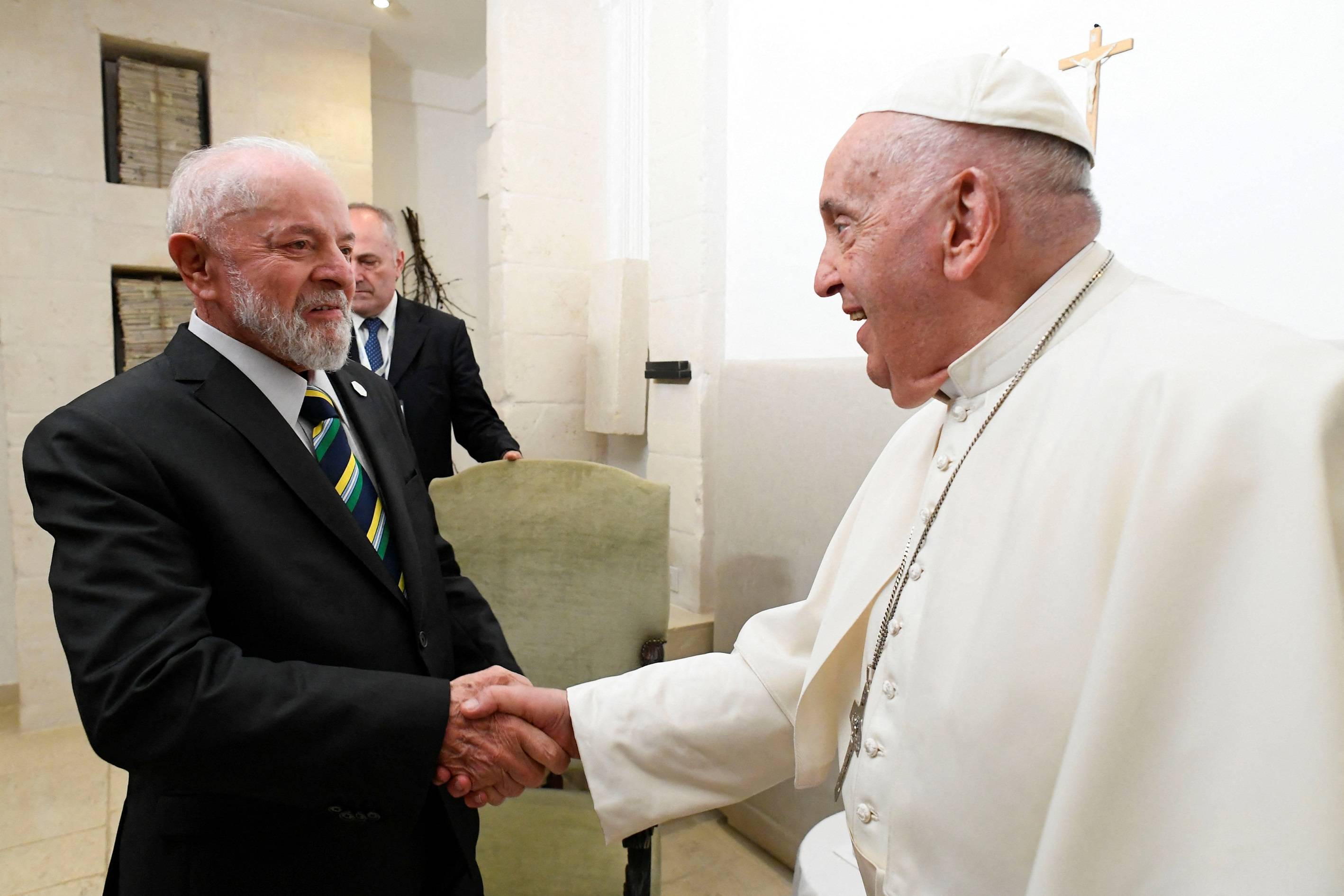 Lula com o papa Francisco após evento do G7
14/06/2024
Vatican Media/­Handout via REUTERS