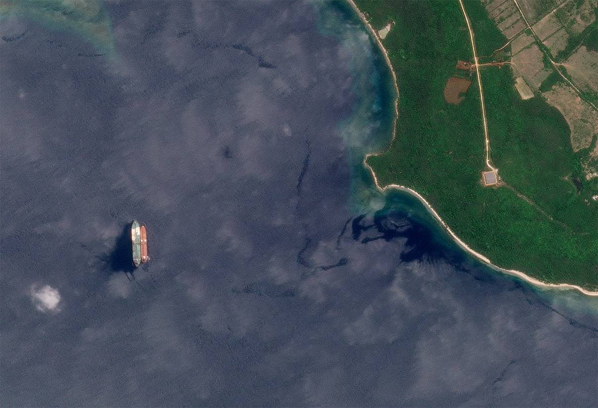 Imagem de satélite mostra navio-tanque com bandeira do Panamá "Neptune 6" e navio-tanque de bandeira cubana "Esperanza" em posição de transferência navio a navio em Cuba (Planet Labs PBC/Divulgação via REUTERS)