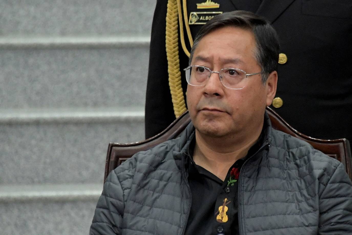 O presidente da Bolívia, Luis Arce, observa após nomear novos chefes militares em meio ao que os líderes regionais condenaram como uma tentativa de golpe, no palácio do governo em La Paz, Bolívia, 26 de junho de 2024. REUTERS/Josué Cortez