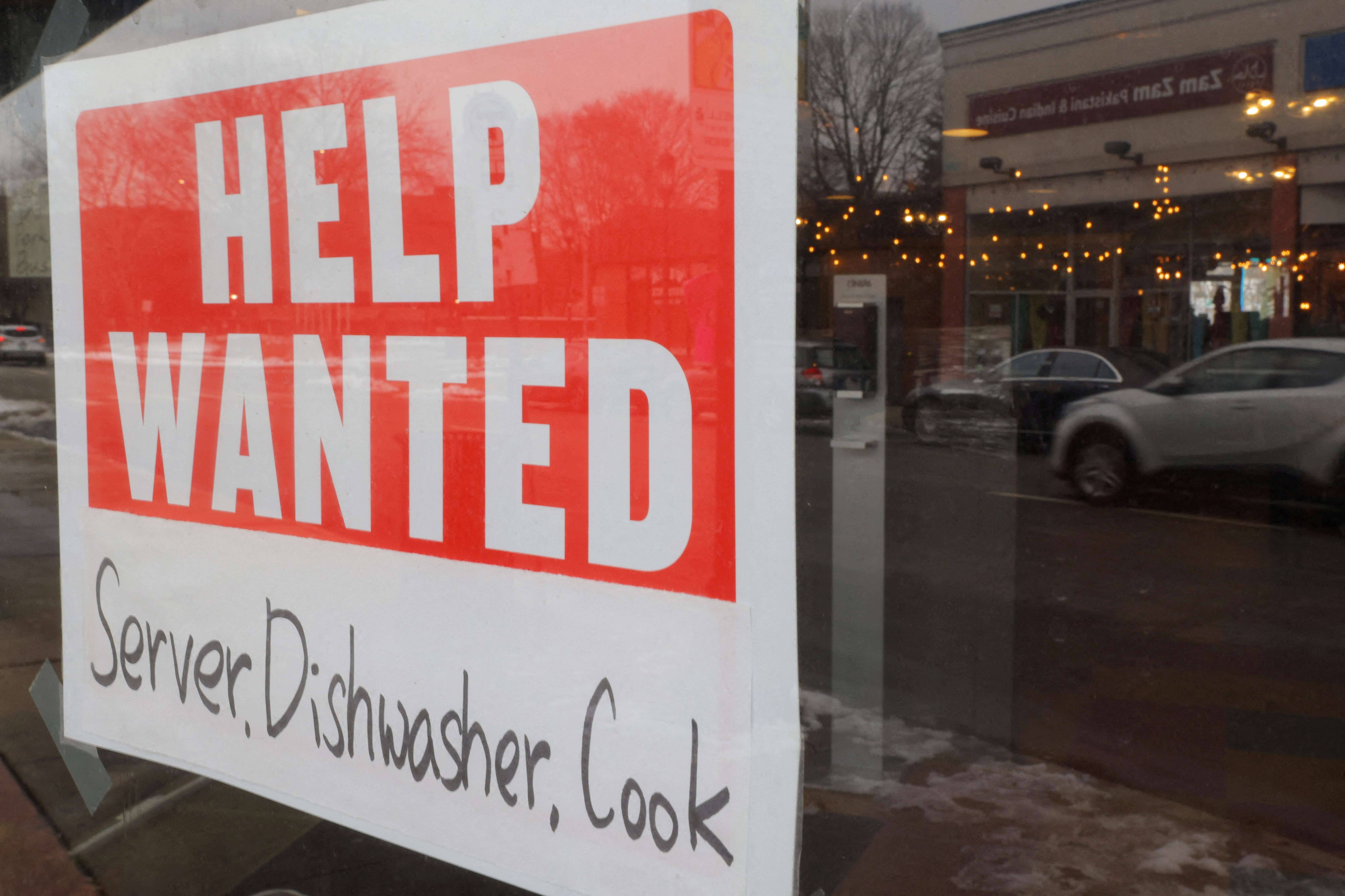Anúncio de vaga de trabalho em restaurante de Medford, nos EUA  (Foto: Brian Snyder/Reuters)