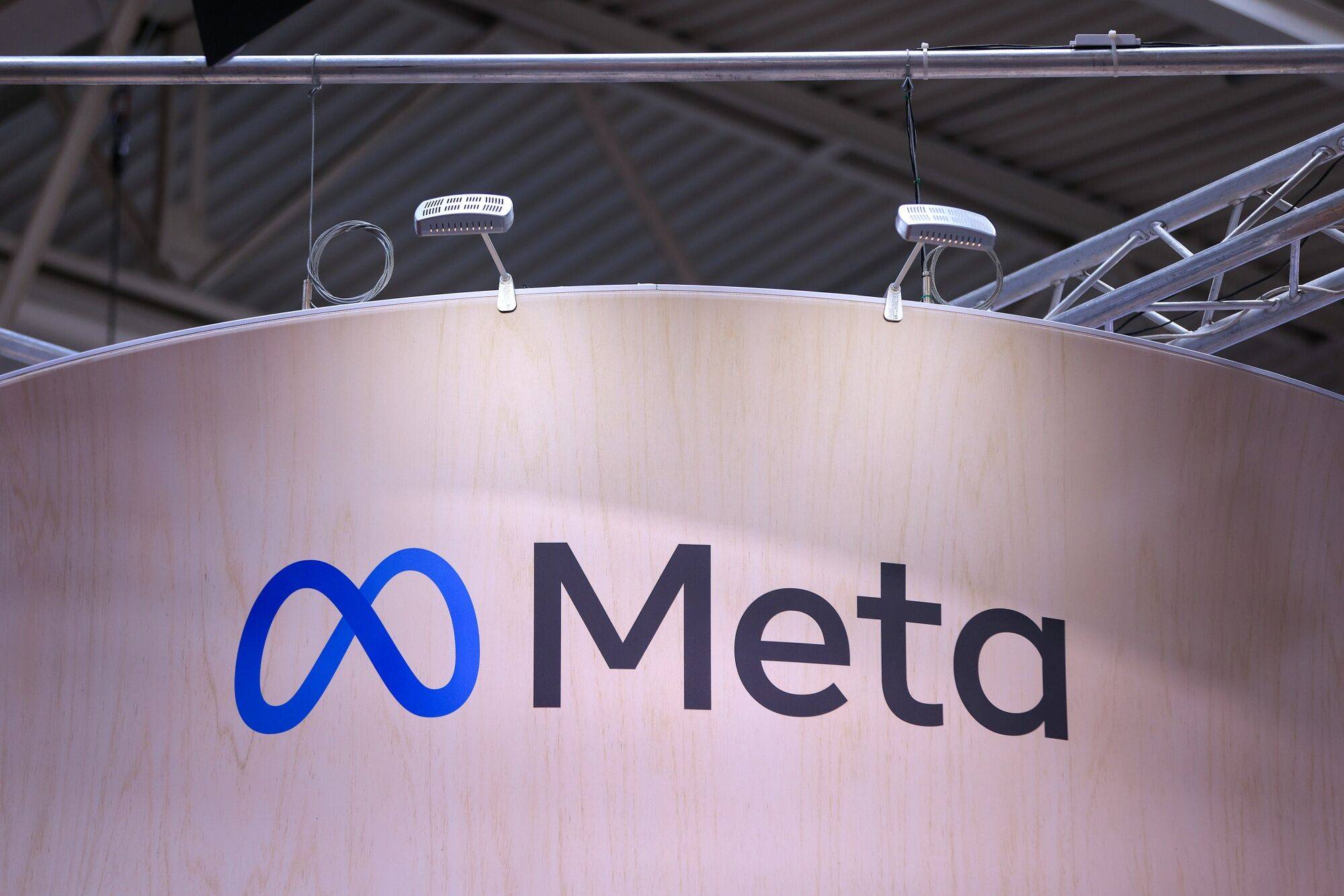 Logo da Meta em feira de negócios na Alemanha (Krisztian Kocsi/Bloomberg)