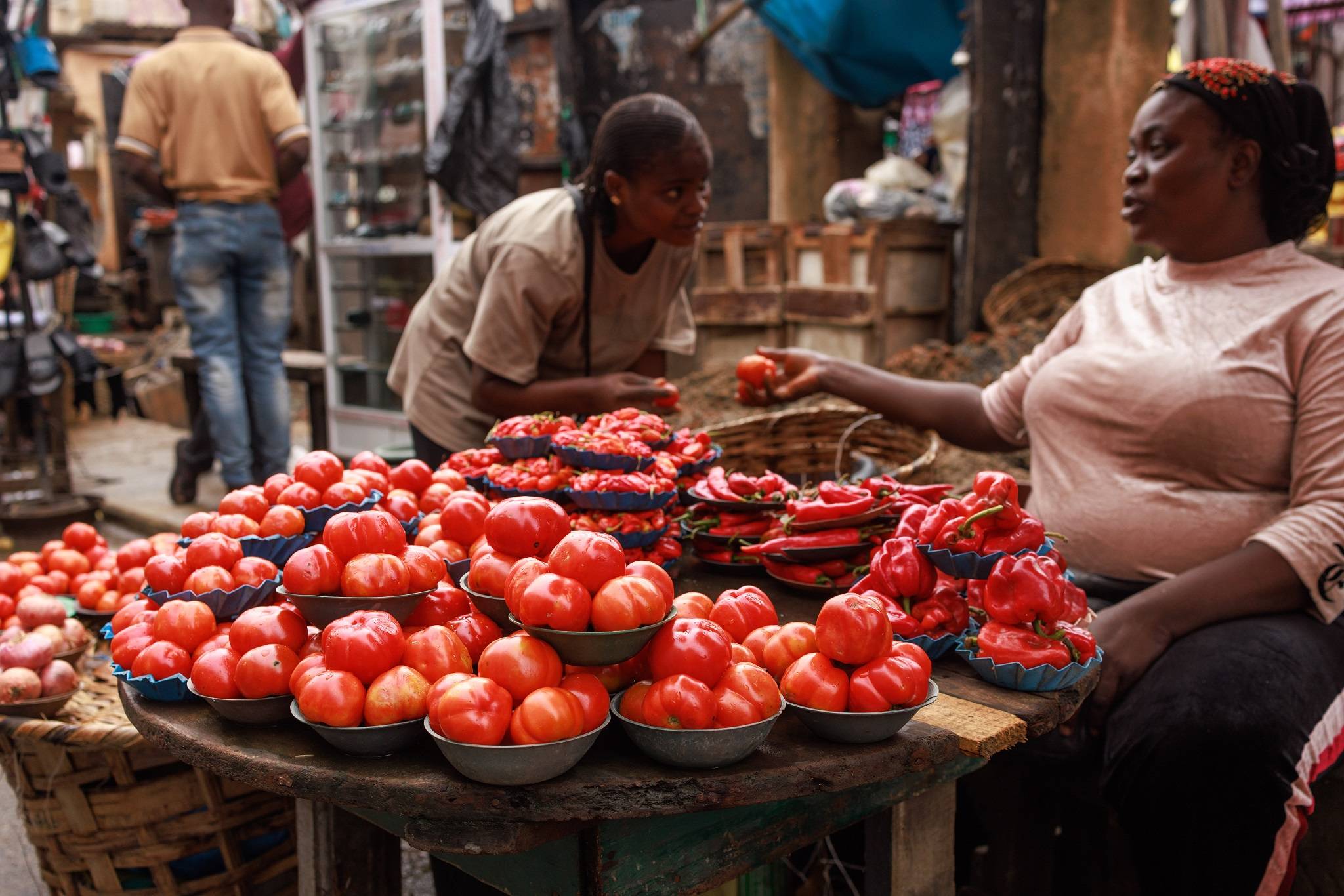 Vendedora de tomates e pimentões no mercado Yaba em Lagos, Nigéria. (Foto: Benson Ibeabuchi/Bloomberg)