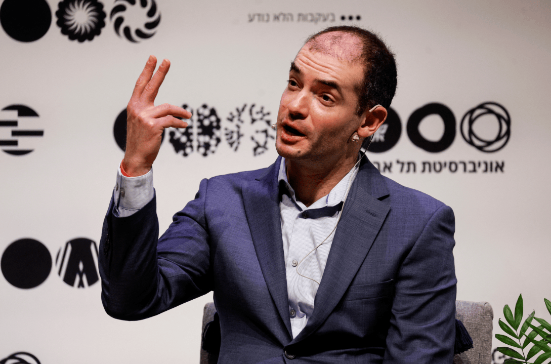 Ilya Sutskever, cofundador e ex-cientista-chefe da OpenAI em discurso na Universidade de Tel Aviv, em Israel (REUTERS/Amir Cohen/Arquivo)


