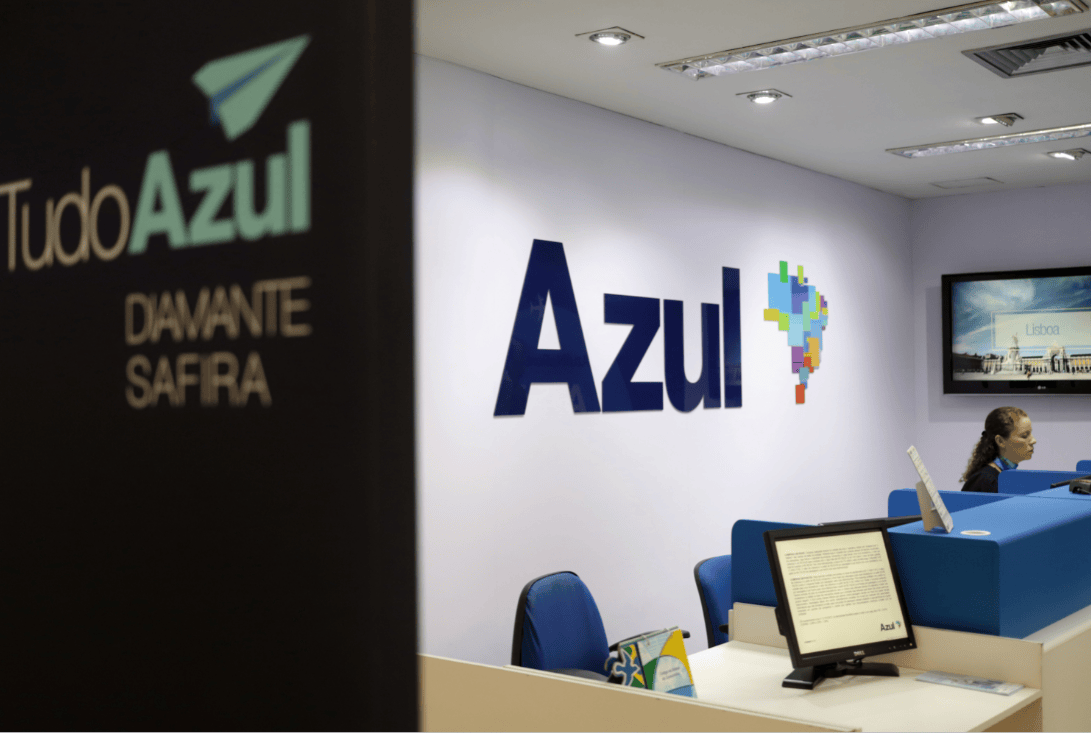 Funcionária em loja da Azul no Aeroporto de Congonhas, em São Paulo  (REUTERS/Rahel Patrasso)

