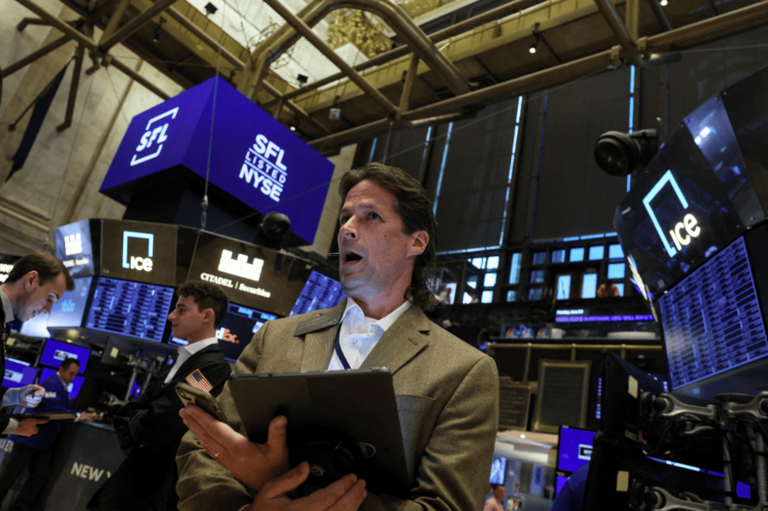 Operador na bolsa de Nova York / Wall Street (REUTERS/Brendan McDermid)

