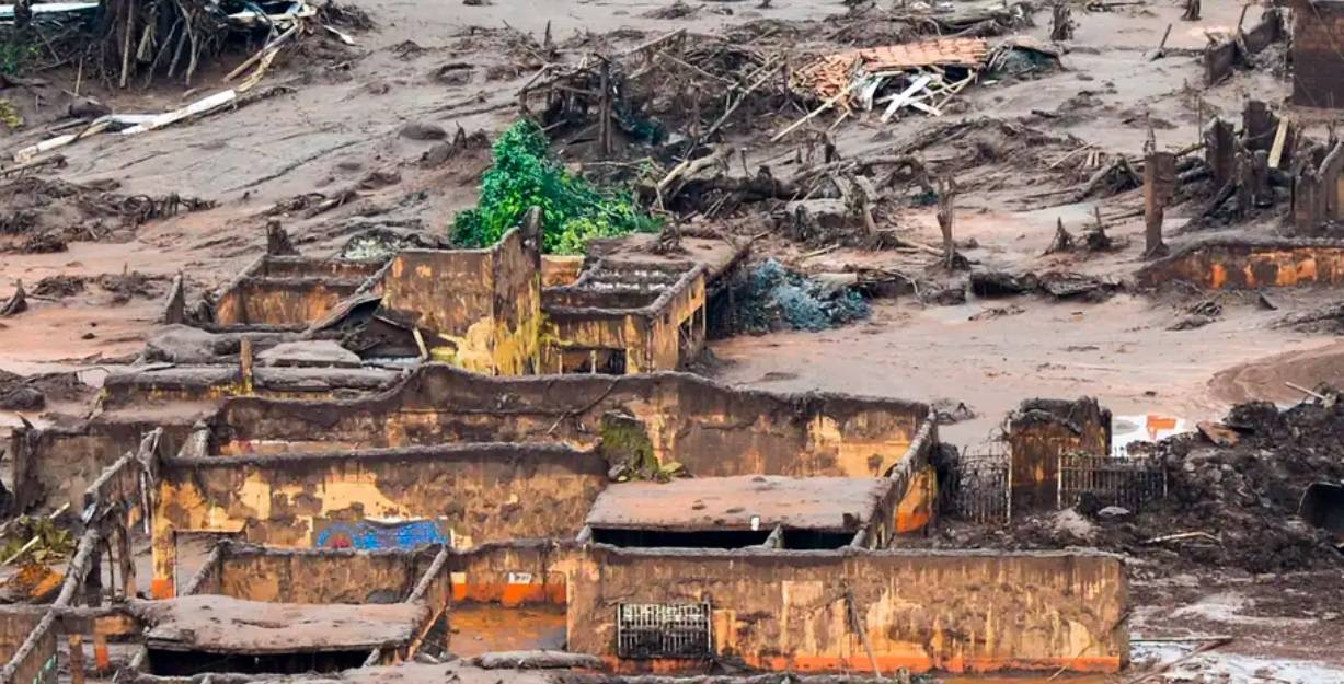 Ocorrido em 5 de novembro de 2015, o rompimento de uma barragem da mineradora Samarco, localizada na zona rural de Mariana (MG), liberou no ambiente 39 milhões de metros cúbicos de rejeitos de minério (Foto: Antonio Cruz/Agência Brasil)