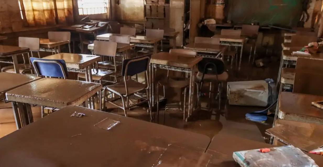 Sala de aula totalmente coberta pela lama no Rio Grande do Sul (Foto: Rafa Neddermeyer/Agência Brasil)