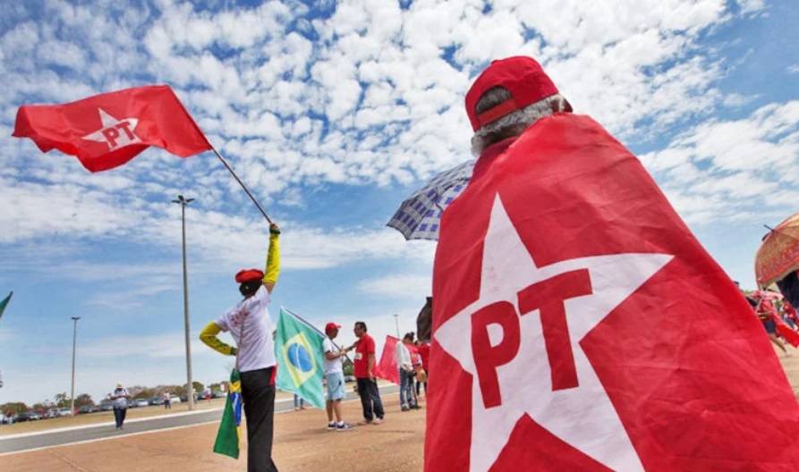Militantes do Partido dos Trabalhadores com bandeiras da legenda (Foto: Lula Marques/Agência PT)