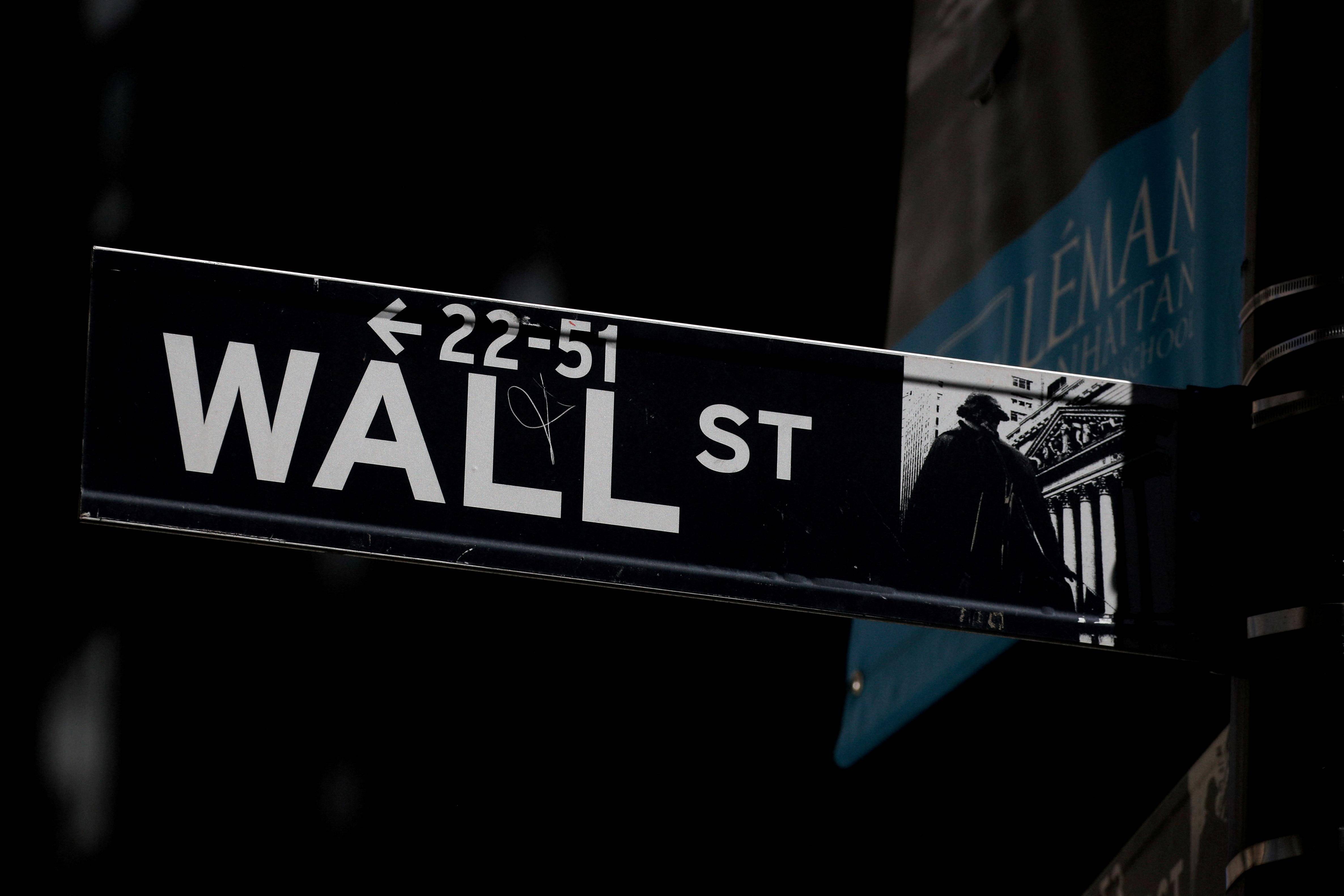 Placa de Wall St perto da Bolsa de Valores de Nova York 17/09/2019 REUTERS/Brendan McDermid bolsas americanas eua nasdaq s&P 500 dow jones