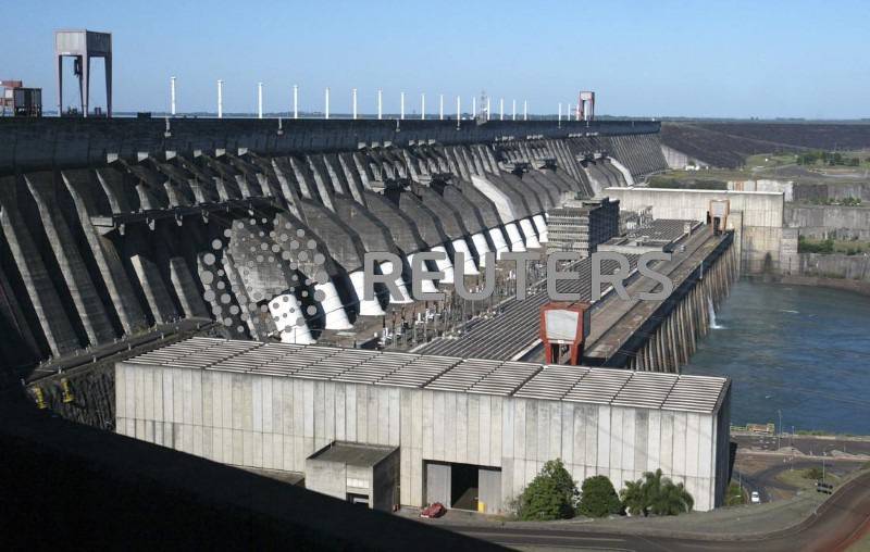 Vista da hidrelétrica de Itaipu, no lado brasileiro da fronteira com o Paraguai, em Foz do Iguaçu - 
2005
(Foto: REUTERS/Rickey Rogers)