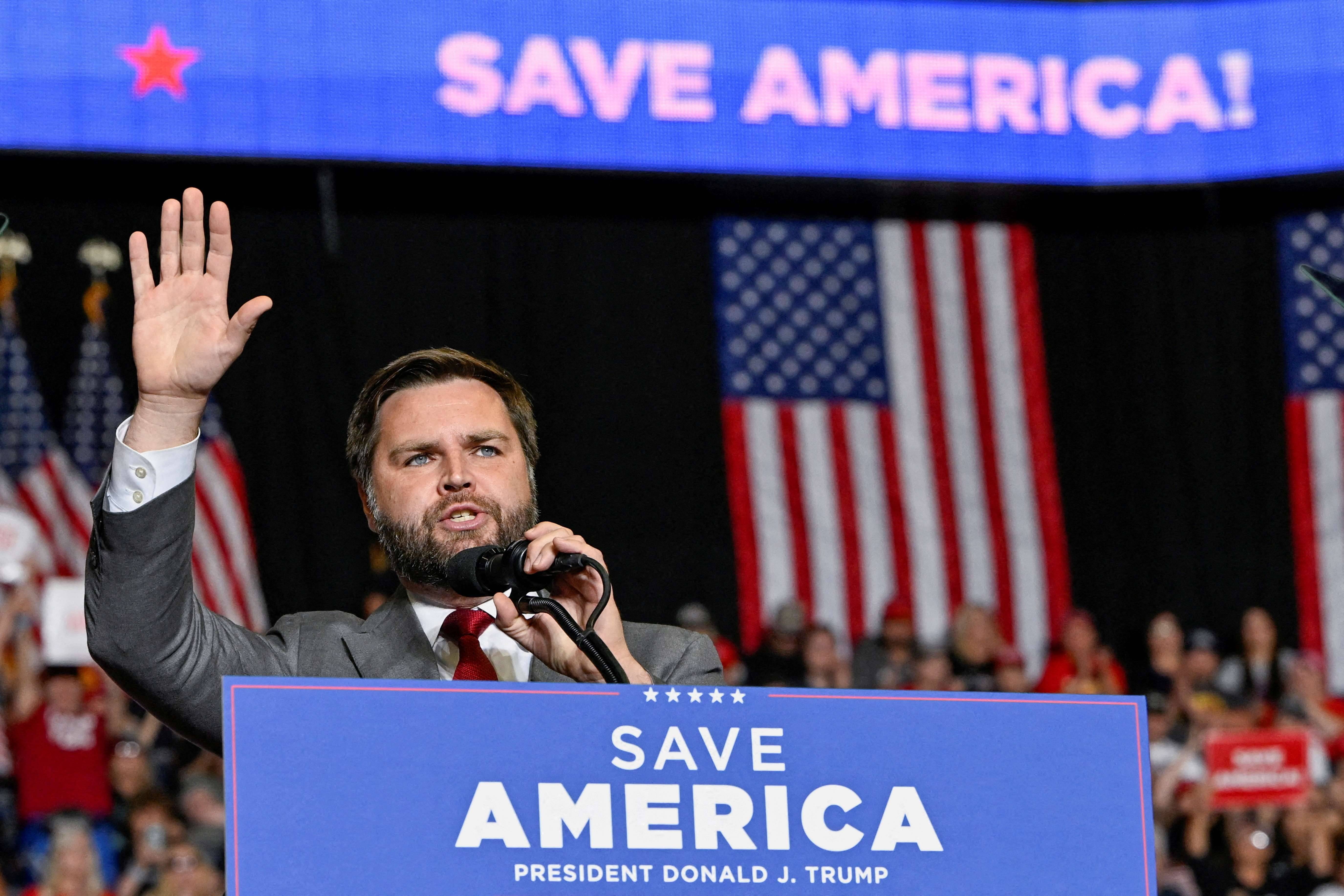 O senador norte-americano J. D. Vance discursa durante comício de Donald Trump em Ohio (Foto: Gaelen Morse/Reuters)
