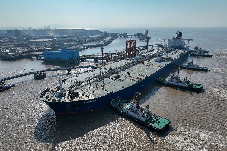 Vista aérea mostra petroleiro em um terminal de petróleo na ilha de Waidiao, em Zhoushan, China (China Daily via REUTERS)