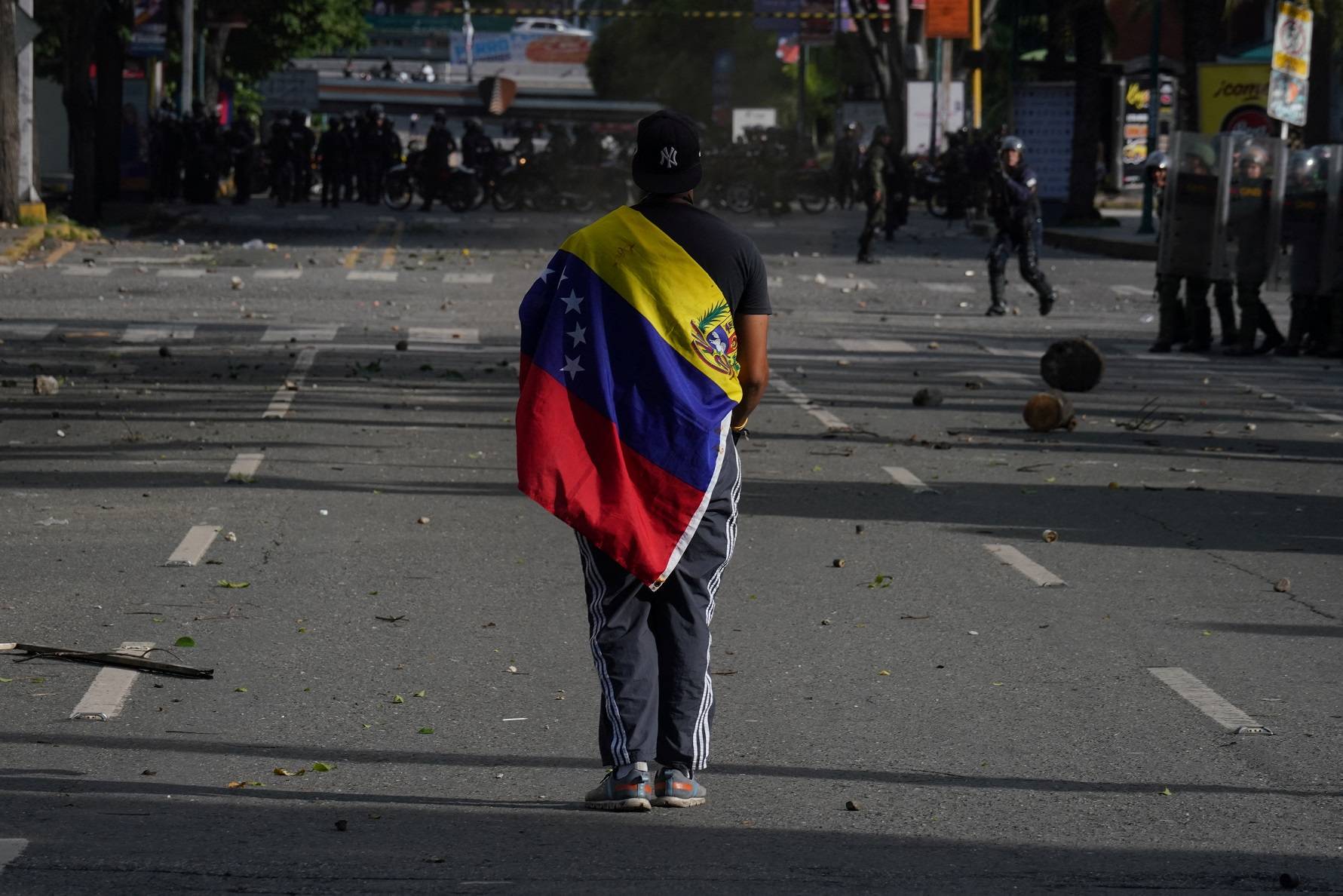 Manifestante de oposição protesta contra vitória declarada por Maduro em eleição na Venezuela - 
29/07/2024
(Foto: Alexandre Meneghini/Reuters)