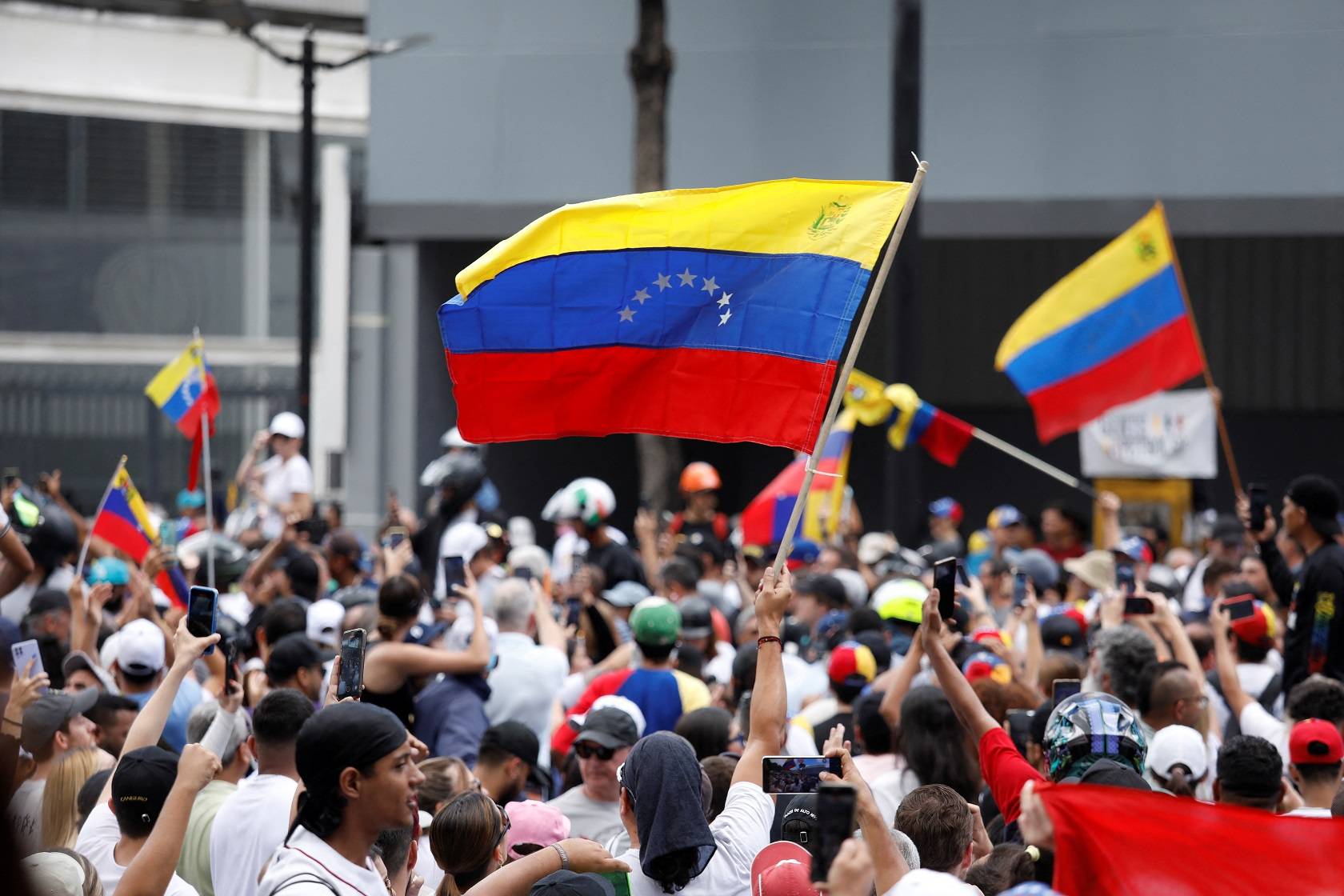 Protesto em Caracas contra resultado da eleição venezuelana de domingo (REUTERS/Leonardo Fernandez Viloria)