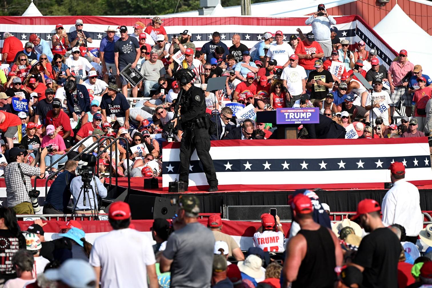 Policial no palco durante um evento de campanha com o ex-presidente dos EUA Donald Trump em 13 de julho.

Fotógrafo: Joe Appel/Bloomberg