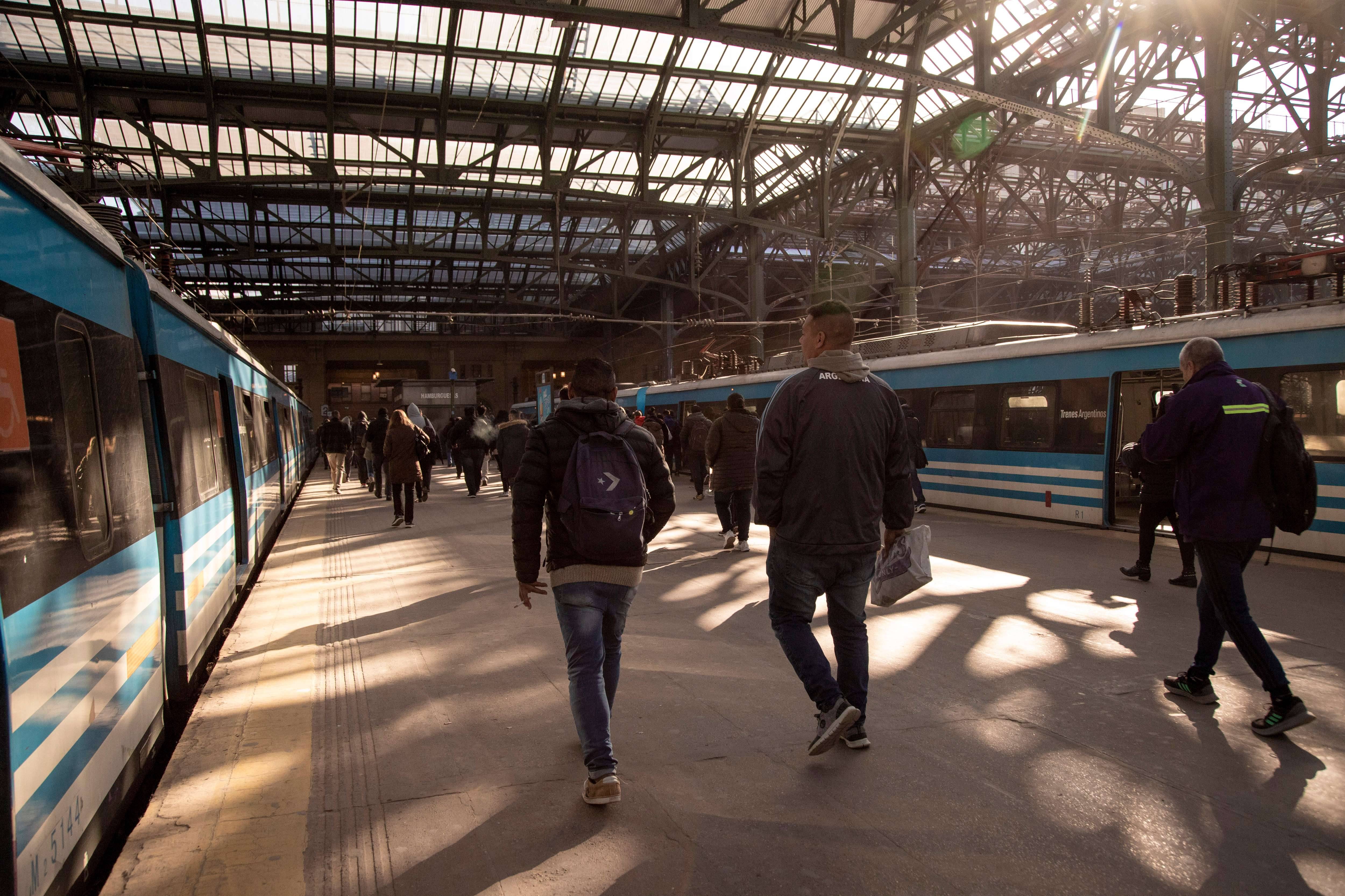 Passageiros na estação ferroviária Plaza Constitucion, em Buenos Aires - 15/05/2024 (Foto: Anita Pouchard Serra/Bloomberg)
