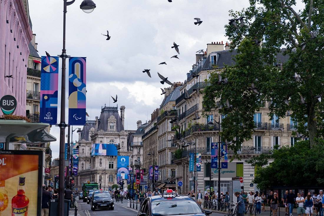A sinalização por toda Paris faz com que os moradores se preparem para os Jogos Olímpicos. (Foto: Andy Cheung / Bloomberg/ Getty Images Europa)