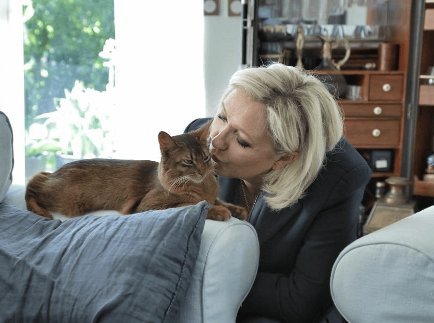Marine Le Pen comum de seus gatos (Foto: Reprodução X/@MLP_officiel)