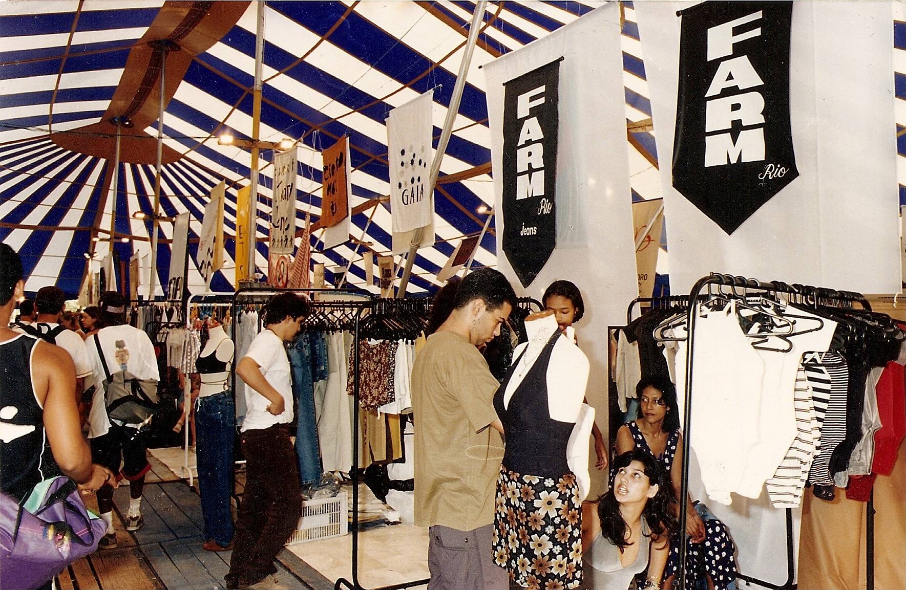 Estande da Farm no Babilônia Feira Hype, entre o final da década de 1990 e começo dos anos 2000: a empresa começou com um investimento de R$ 1.200 (Foto: Farm/Divulgação)