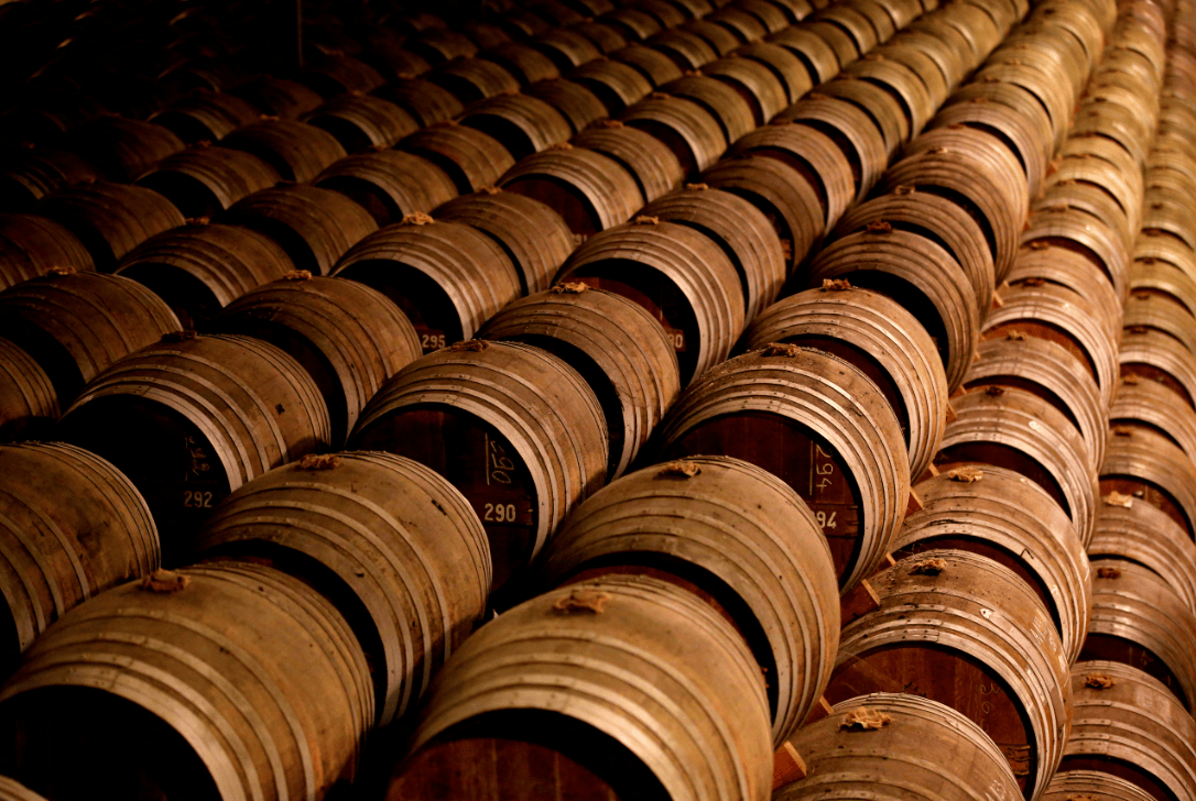 Barris de carvalho em adega usados ​​para armazenar conhaque na fábrica Remy Martin em Cognac 21/11/2018 REUTERS/Regis Duvignau

