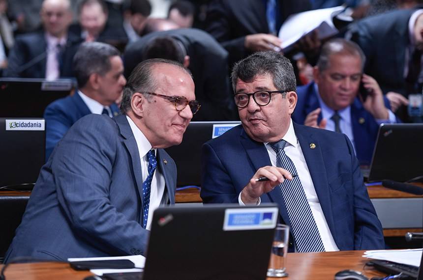 Fernando Dueire e Fernando Farias, relator e autor, respectivamente, do projeto que dá preferência a veículos movidos a biocombustíveis ou hidrogênio nas compras feitas por meio de licitações públicas (Foto: Edilson Rodrigues/Agência Senado)