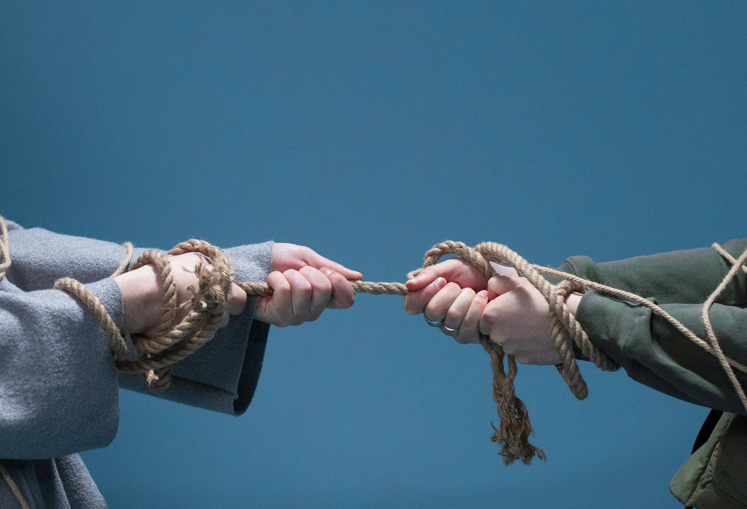 Imagem ilustrativa de cabo de guerra mostrando um impasse (Foto: Pexels)
