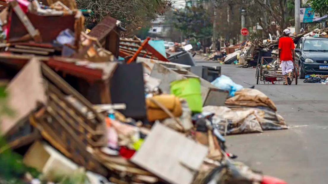 Acúmulo de lixo após as enchentes no Rio Grande do Sul (Foto: Bruno Peres/Agência Brasil)