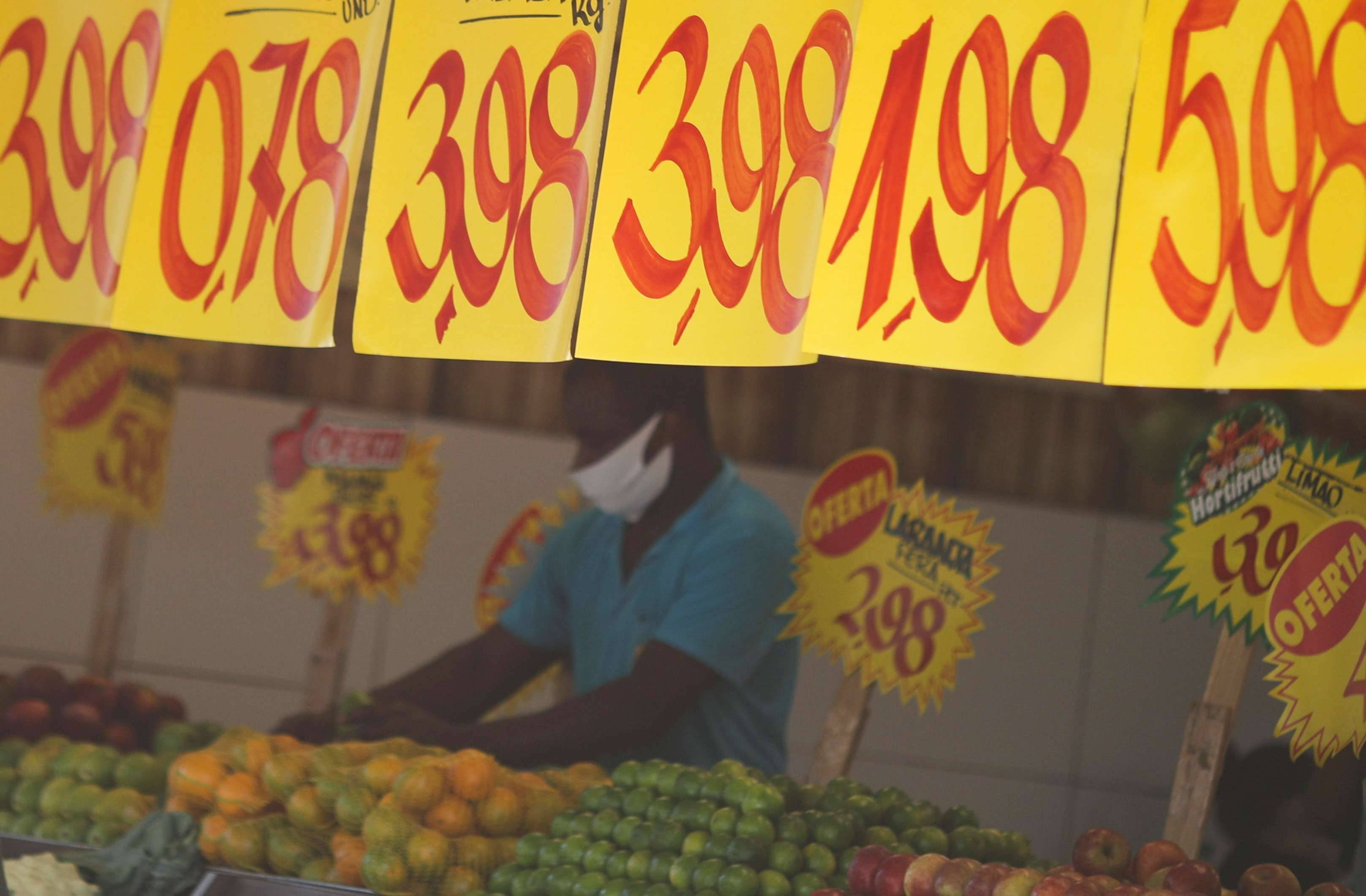 Cartazes com preços de alimentos em mercado no Rio de Janeiro (Foto: Ricardo Moraes/Reuters)