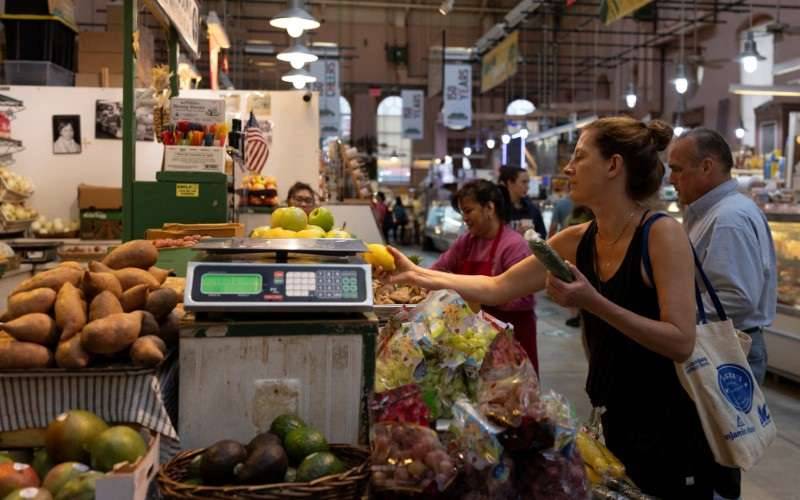 Pessoas fazem compras em mercado em Washington - 09/08/2024 (Foto: Umit Bektas/Reuters)