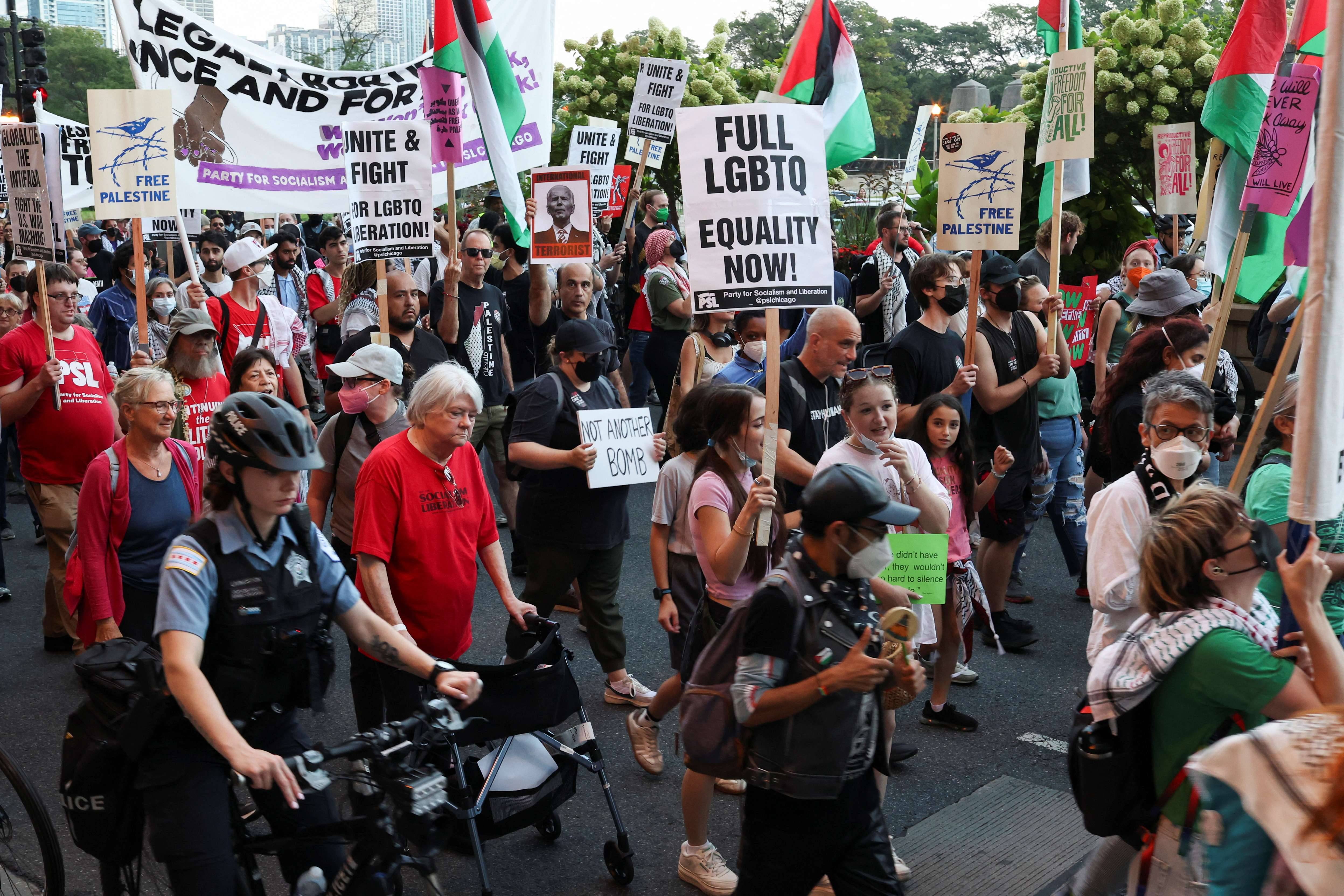 Protesto de ativistas em Chicago, antes da Convenção do Partido Democrata - 18/8/2024 (Foto: Marco Bello/Reuters)