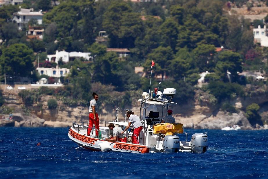Operação de resgate a iate que afundou na Sicília (REUTERS/Guglielmo Mangiapane)