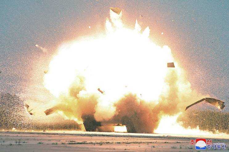 Alvo explode durante teste de drones supervisionado pelo líder norte-coreano Kim Jong Un
 24/8/2024     KCNA via REUTERS