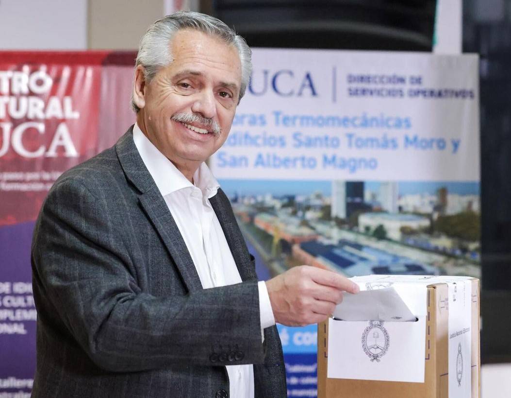 O ex-presidente da Argentina Alberto Fernández vota durante as eleições de 2023 (Foto: Reprodução do Intagram/@alferdezok)