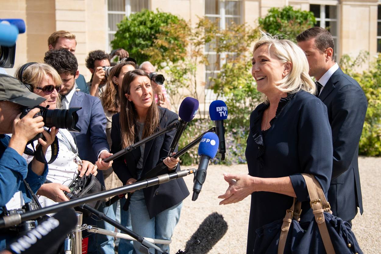 Marine Le Pen fala com a mídia após conversar com o presidente francês Emmanuel Macron, no Palácio do Eliseu em Paris, em 25 de agosto (Benjamin Girette/Bloomberg)
