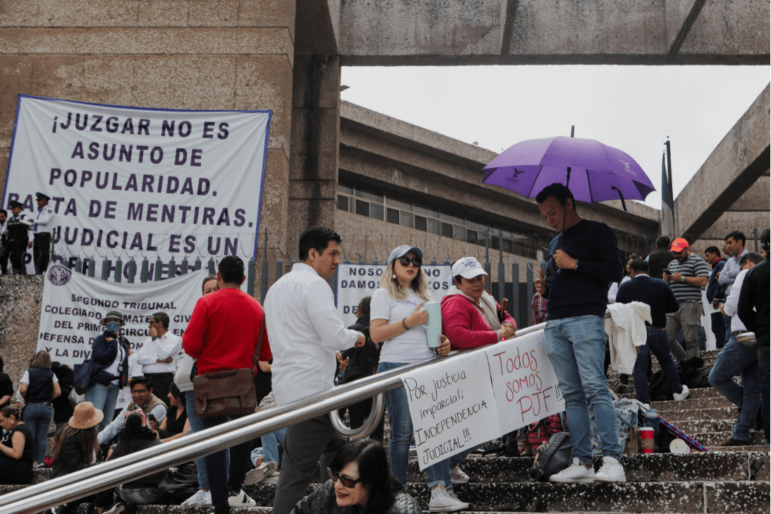 Protesto fora do prédio do Conselho Federal da Magistratura antes de votações no Parlamento sobre a reforma do Judiciário do país na Cidade do México, México