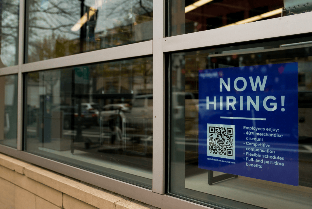 Na imagem, placa anuncia vaga de emprego em estabelecimento comercial em Arlington, no Estado norte-americano da Virginia (Foto: Elizabeth Frantz/Reuters)