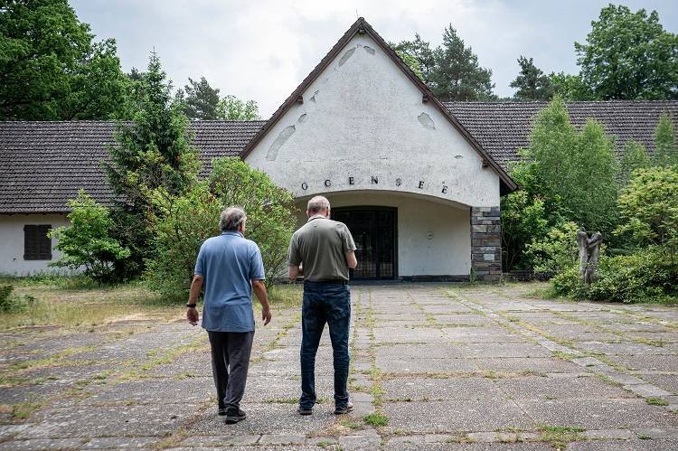 Visitantes na entrada principal da antiga vila de Joseph Goebbels, perto de Wandlitz, Alemanha, em 23 de maio de 2024 (Lena Mucha/The New York Times)
