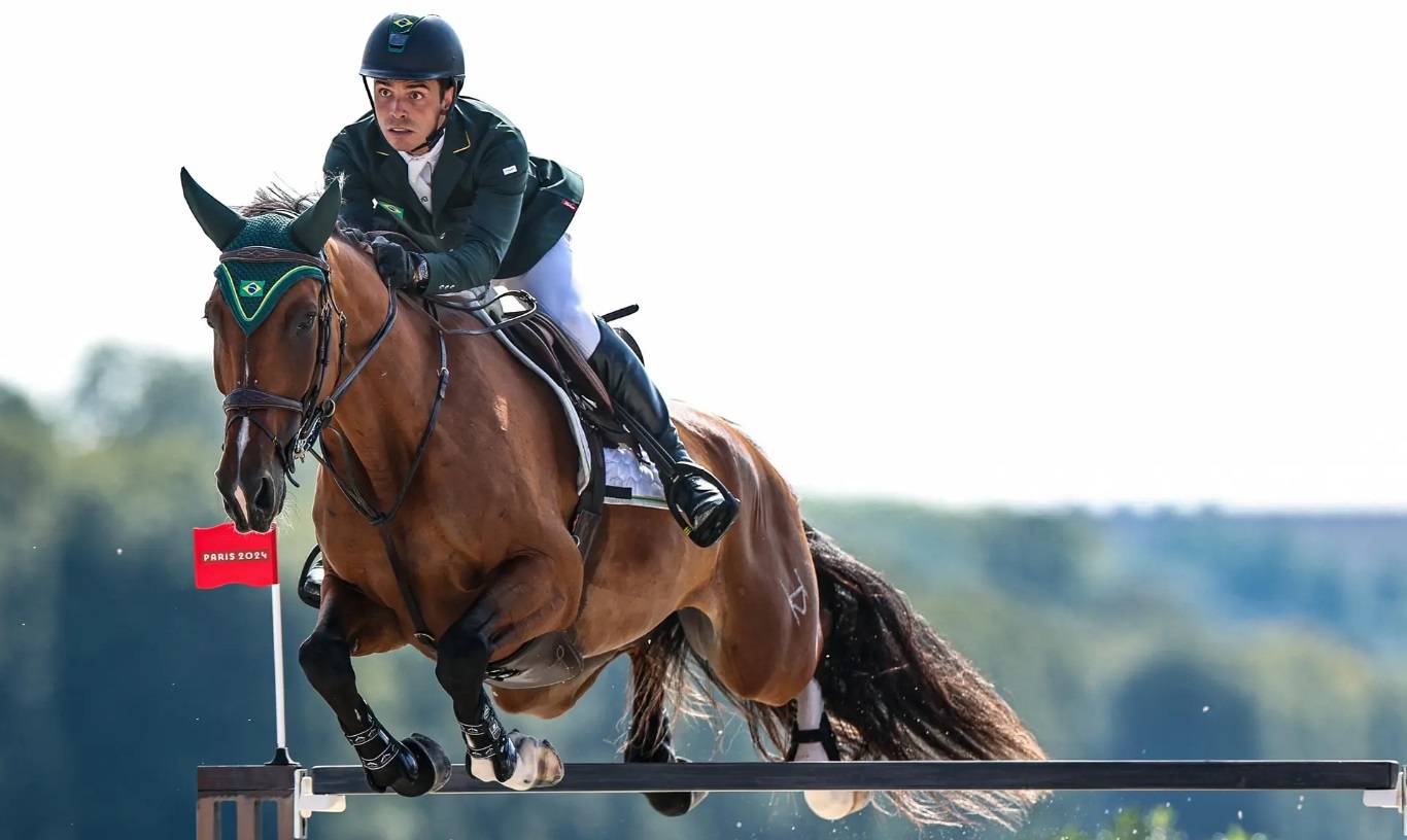 cavaleiro brasileiro salta obstáculo com cavalo em Paris