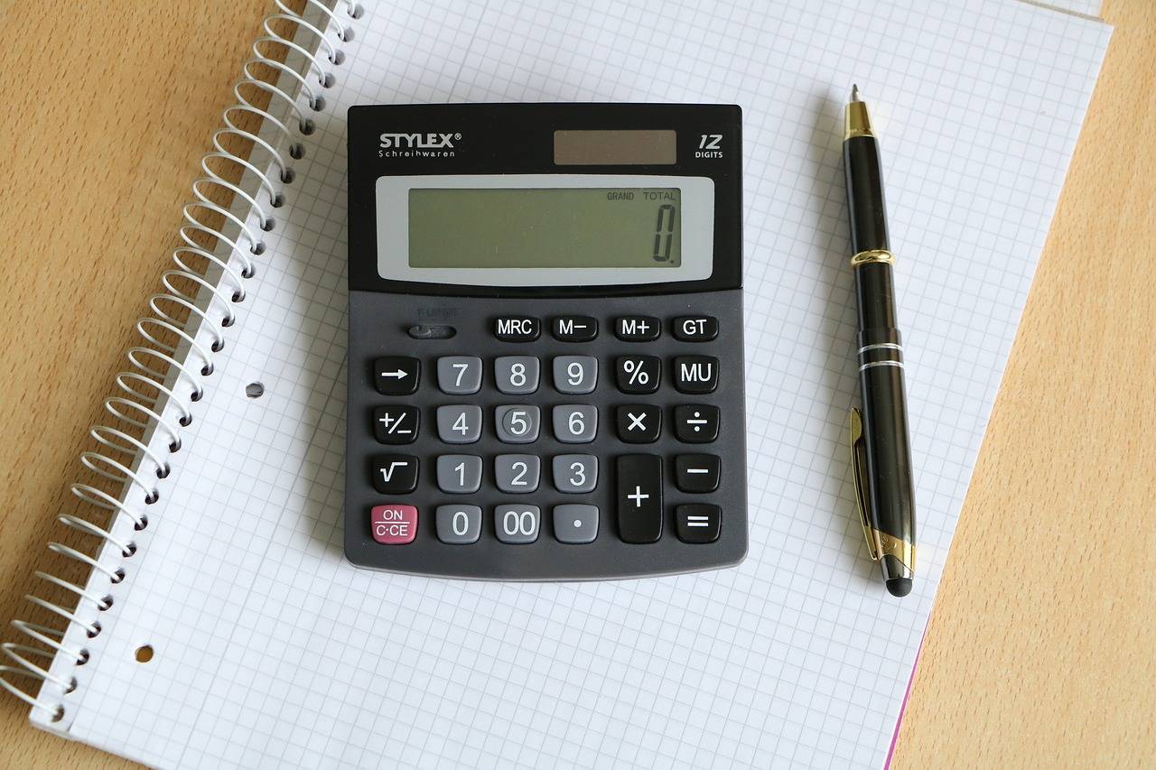 calculadora com papel e caneta