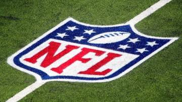 Uma visão geral do logotipo da NFL no campo é vista antes do jogo entre o Arizona Cardinals e o Los Angeles Rams no SoFi Stadium em 3 de outubro de 2021 em Inglewood, Califórnia. (Foto de Katelyn Mulcahy/Getty Images)