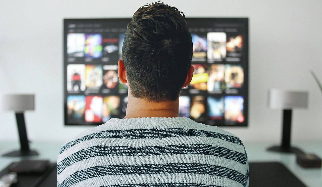 Homem assiste à televisão (Foto: Pixabay)