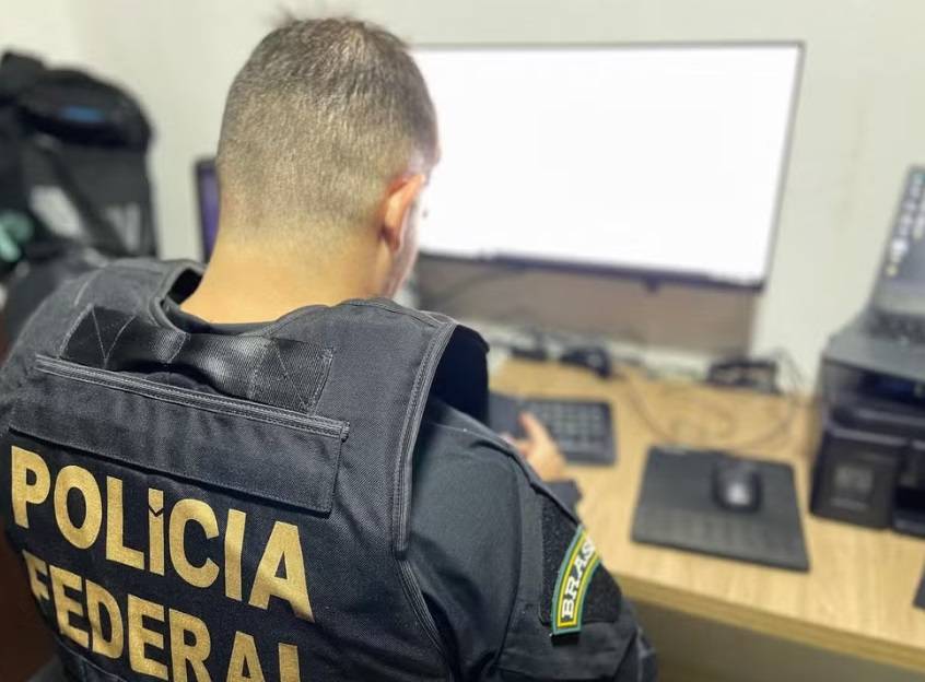 Agente da Polícia Federal (PF) em ação durante operação (Foto: Divulgação/PF)