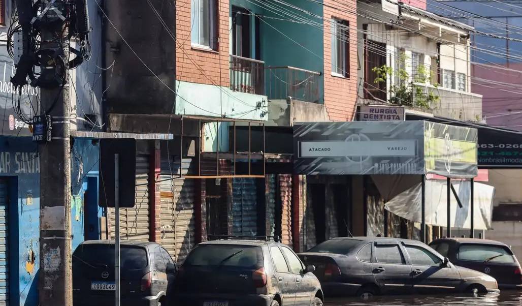Carros atingidos pela força das águas nas enchentes do Rio Grande do Sul (Foto: Rafa Neddermeyer/Agência Brasil)