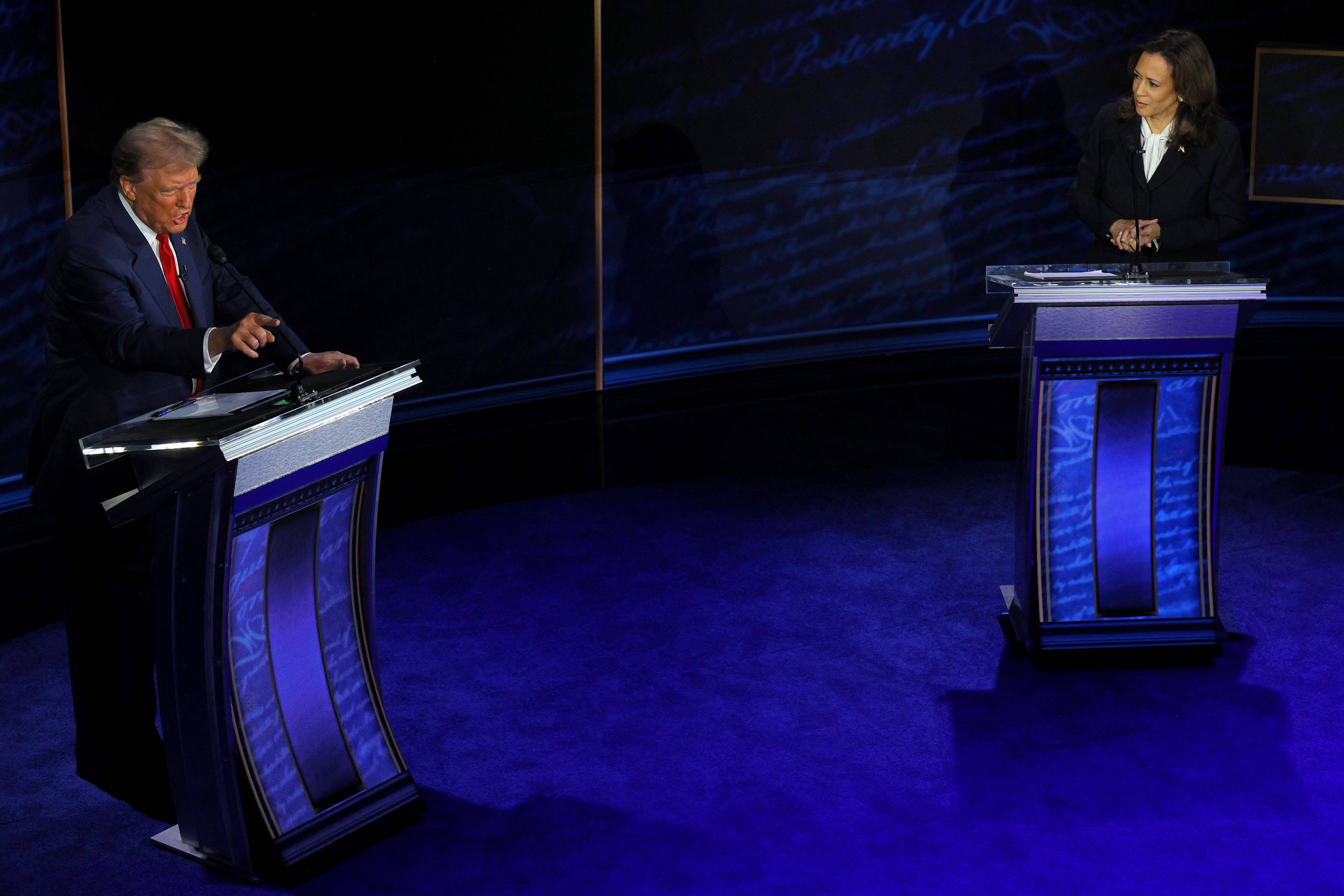 O candidato republicano à presidência, ex-presidente dos EUA Donald Trump, fala enquanto a candidata democrata à presidência, vice-presidente dos EUA Kamala Harris, escuta, durante um debate presidencial organizado pela ABC em Filadélfia, Pensilvânia, EUA, 10 de setembro de 2024. REUTERS/Brian Snyder








