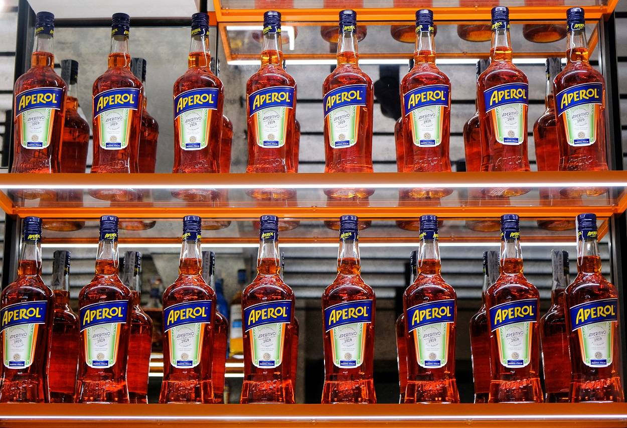Garrafas de Aperol na inauguração de uma nova casa de marca da Campari para o Aperol, sua bebida mais vendida, em Veneza, Itália, 30 de agosto de 2021. REUTERS/Manuel Silvestri/Foto de Arquivo