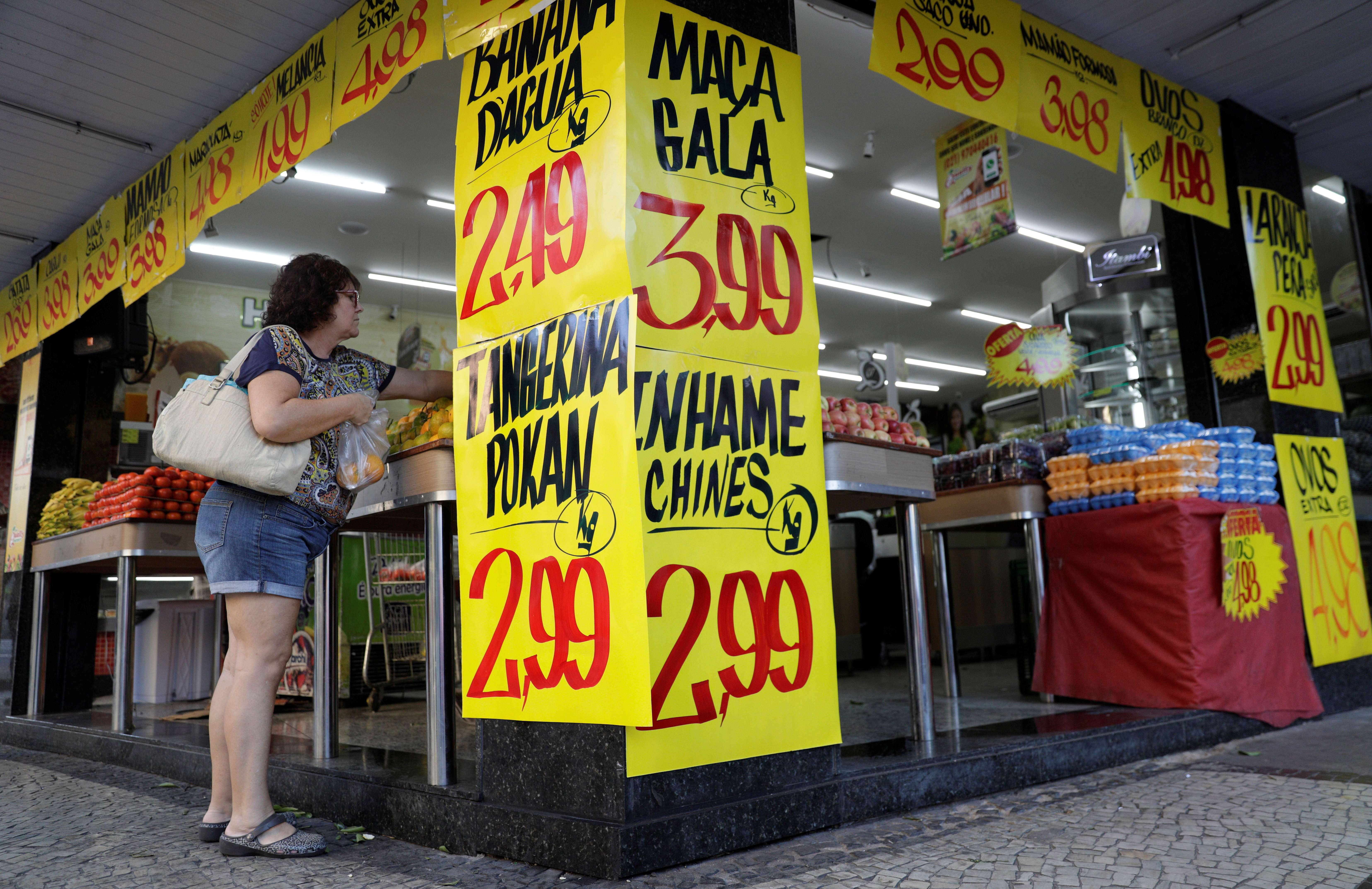 Consumidora compra frutas em mercado no Rio de Janeiro (Foto: REUTERS: Ricardo Moraes)